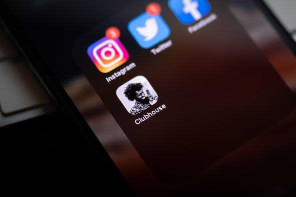 A imagem mostra um aparelho smartphone aberto numa guia onde é possível ver quatro ícones de aplicativos: instagram, twitter, facebook e clubhouse, da esquerda para a direita, respectivamente.