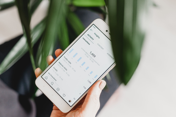 Smartphone apresentando a ferramenta de insights do Instagram, um recurso para avaliar a performance dos perfis comerciais na plataforma.