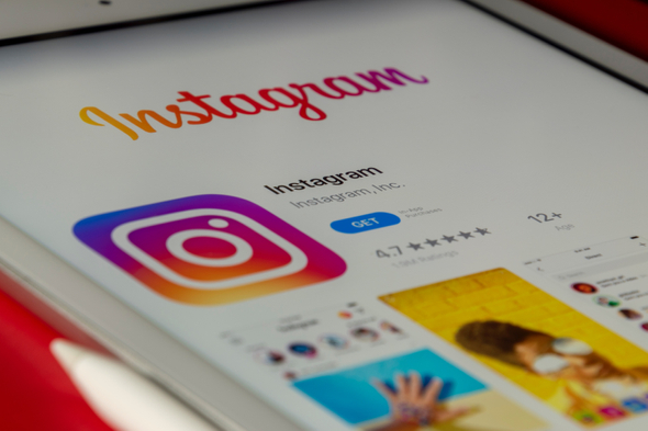 Superfície da tela de um aparelho smartphone aberta na página de aplicativo do Instagram, um dos principais canais para produção de conteúdo digital.