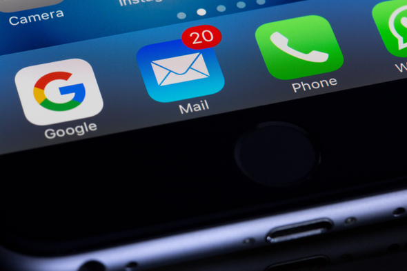 A imagem mostra a parte inferior da tela de um dispositivo celular smartphone preto. Em destaque, é possível ver o ícone do Google, do email, e de chamadas telefônicas.