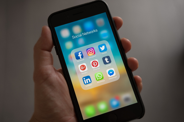 Dispositivo smartphone aberto numa pasta intitulada “social networks”, onde é possível ver plataformas como Facebook, Instagram, Twitter, Pinterest, Whatsapp e Linkedin.