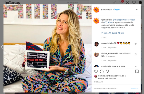  Print de uma foto no perfil do Instagram da T_Jama que mostra a atriz Ingrid Guimarães usando um look da marca.