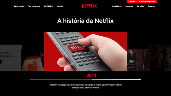 A imagem mostra a tela “sobre” do site da Netflix, nela tem um título escrito “a história da Netflix” e em baixo do título há uma foto de um controle remoto com um botão “netflix”. Em baixo da imagem tem uma linha do tempo fixada em 2011