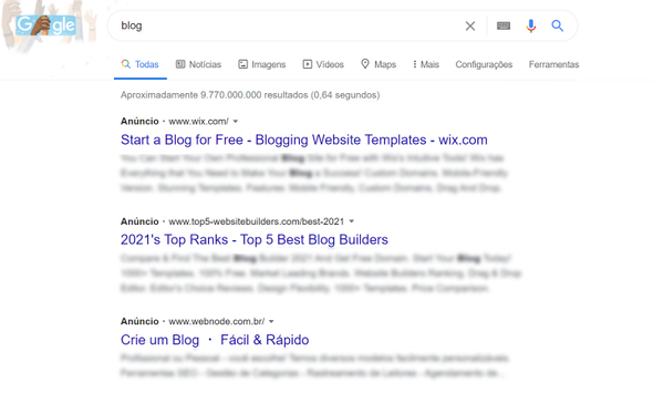 A imagem é um print da página de resultados do Google. Na área de busca há o termo “blog”. Os três primeiros resultados são anúncios, por isso possuem “Anúncio” em destaque bem ao lado do link.